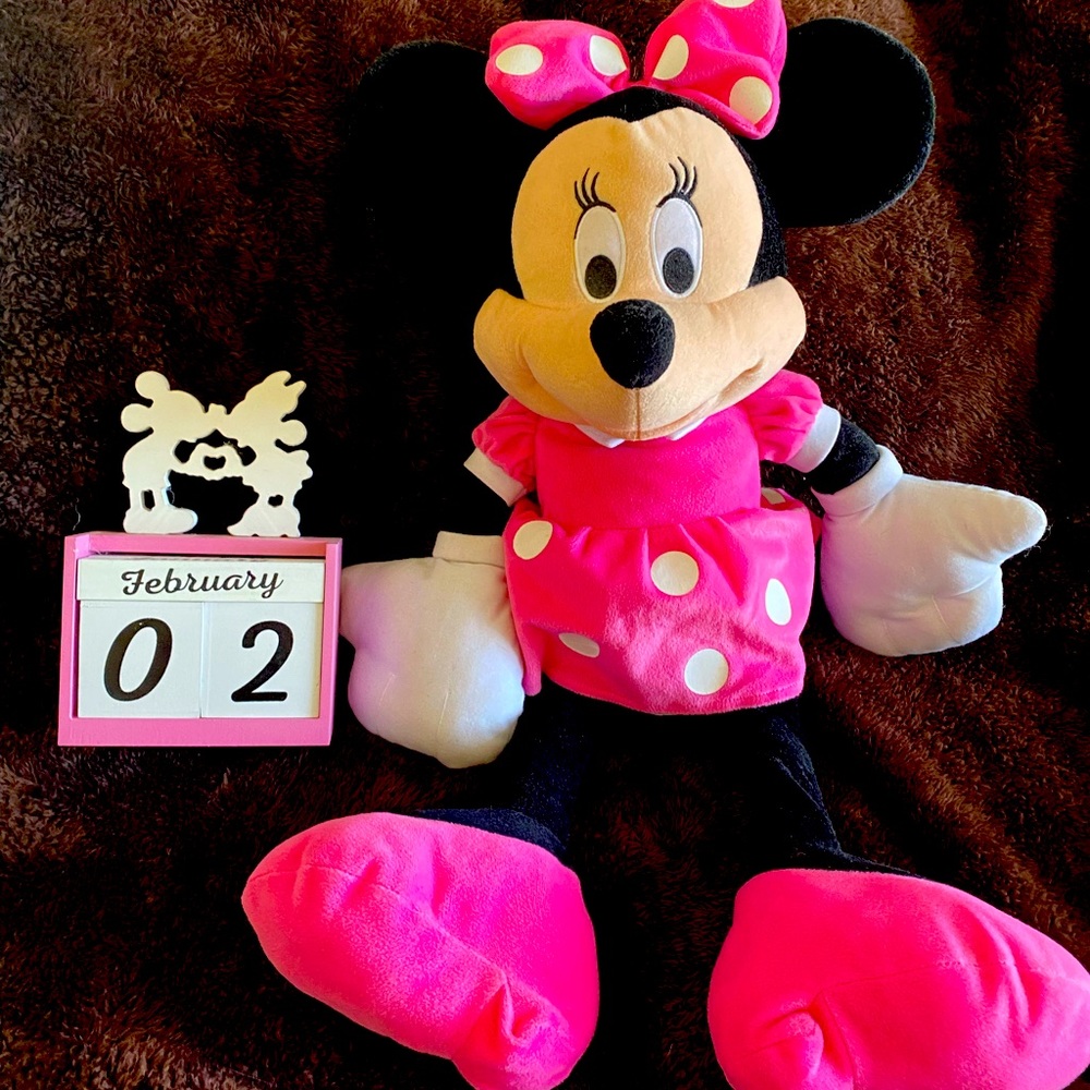 Minnie Mouse and Valentine Mickey and Minnie Calendar Counter.